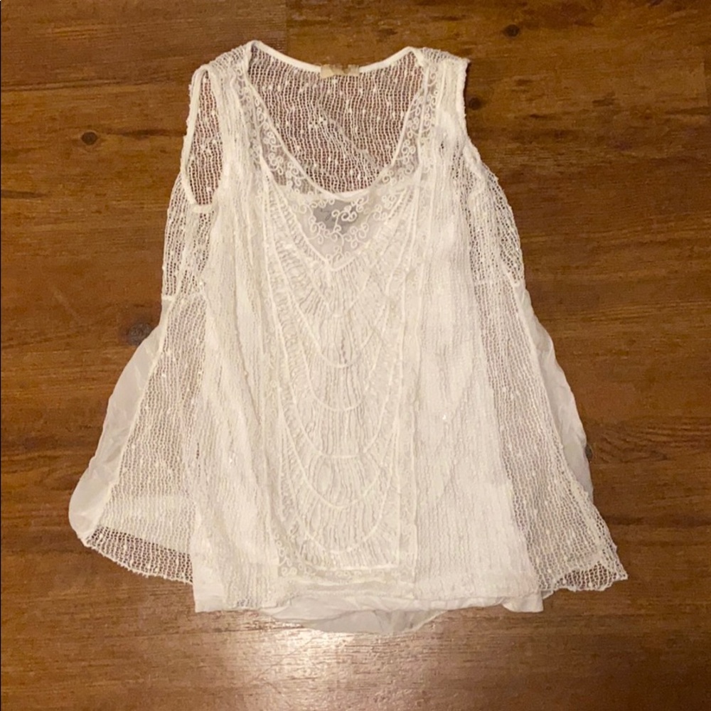 White knitted top with layering tank